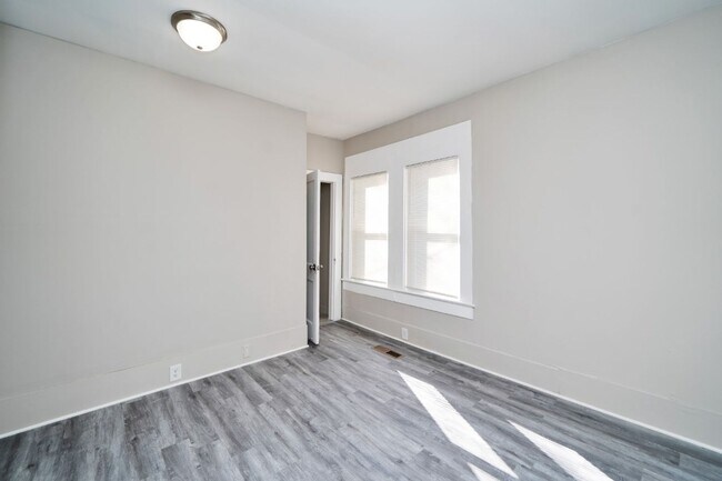 Building Photo - 611 Bell St