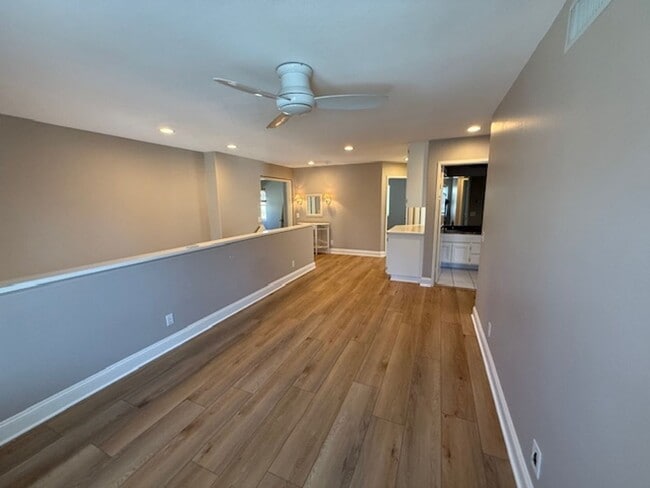 Building Photo - 4 bed / 2.5 bath plus large loft/family ro...