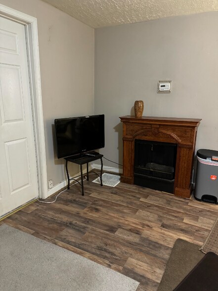 Building Photo - 2873 White Oak Dr