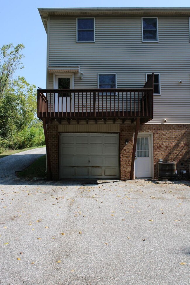 Building Photo - Two Bedroom Townhome with Attached Garage