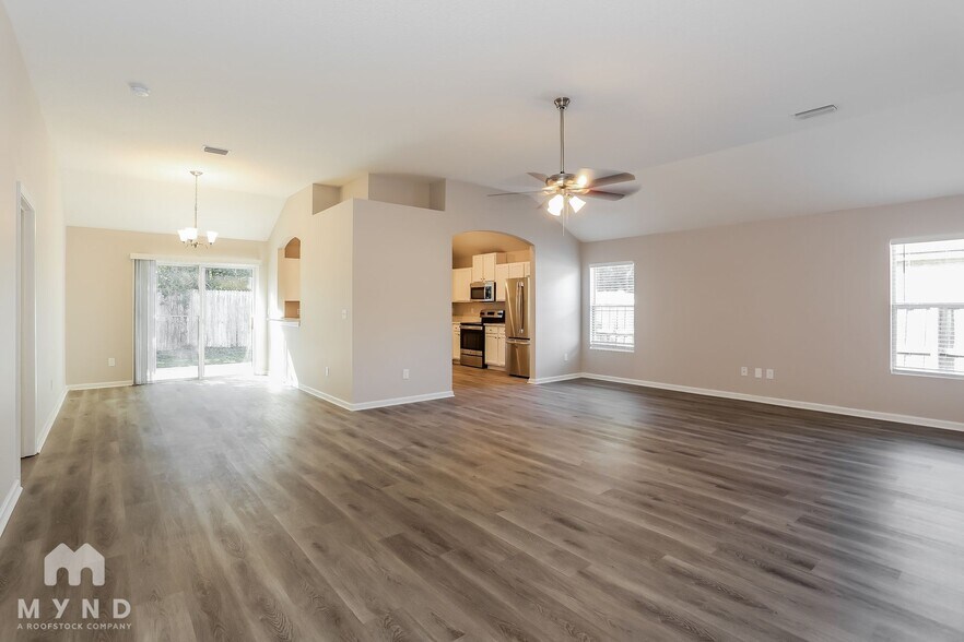 Building Photo - 15768 Canoe Creek Dr