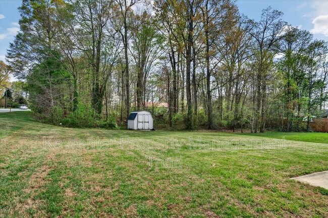 Building Photo - 701 Ashcroft Rd