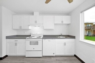 Building Photo - 2 bedroom 1 bath in Milwaukie!! 1st month ...