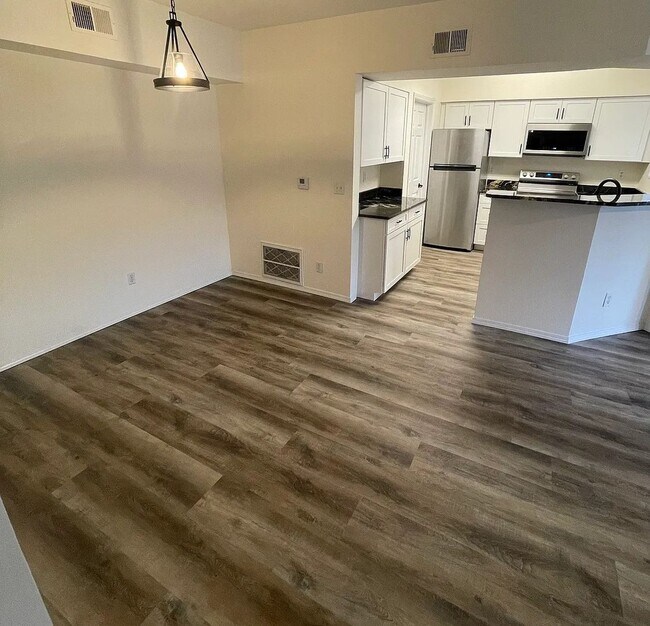 Building Photo - 2 Bed, 2 bath in Quiet Community. New HVAC, New Flooring. Community pool and clubhouse access. MO...