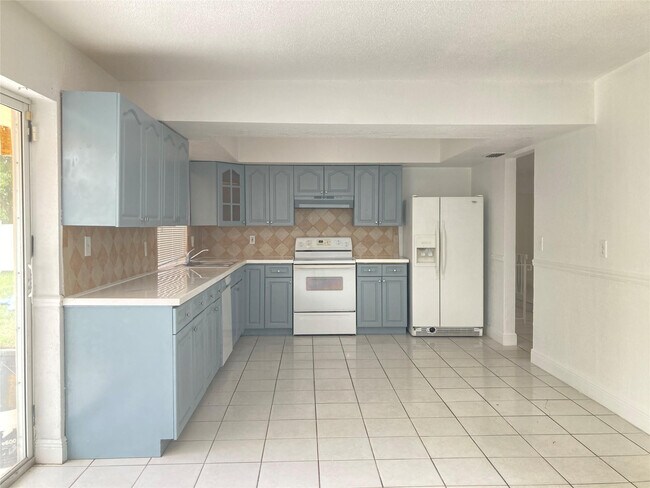 Building Photo - 6230 SW 4th Pl