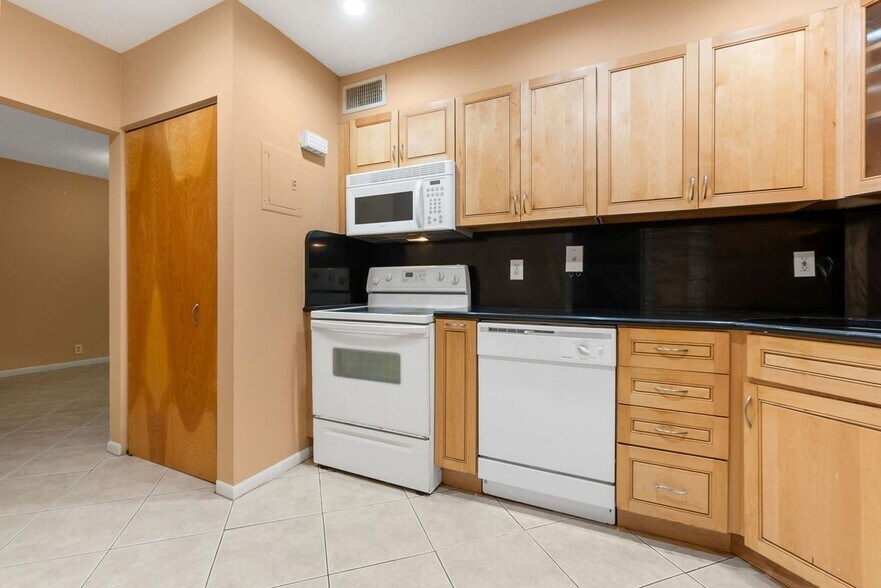 Building Photo - 3111 Oakland Shores Dr