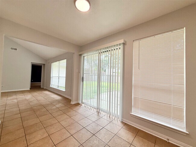 Building Photo - 1405 Manor Dr