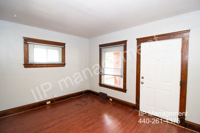 Building Photo - Lovely 2 Bed, 1 Bath Apartment in Clevelan...