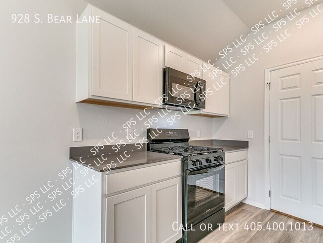 Building Photo - 928 S Bear Ln