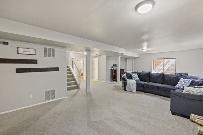 Building Photo - Spacious 6-Bedroom Broadmoor Rental with M...