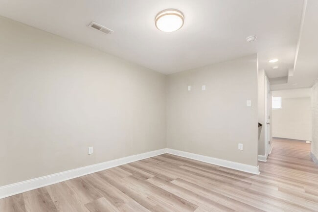 Building Photo - 1363 Summit St