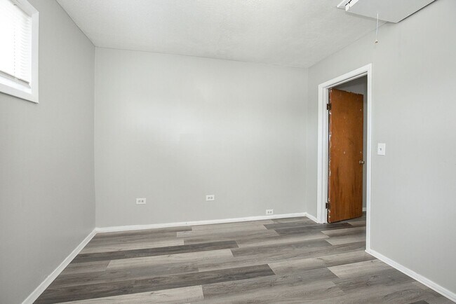 Building Photo - 3 Bedroom/1 bath Single House!!