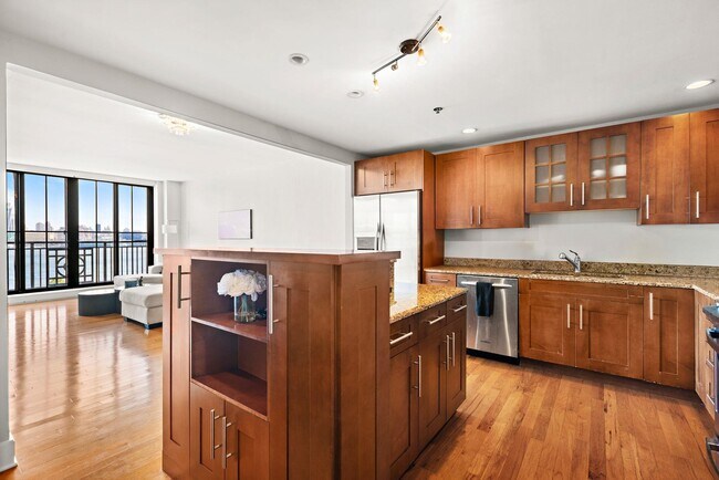 Building Photo - 1025 Maxwell Ln
