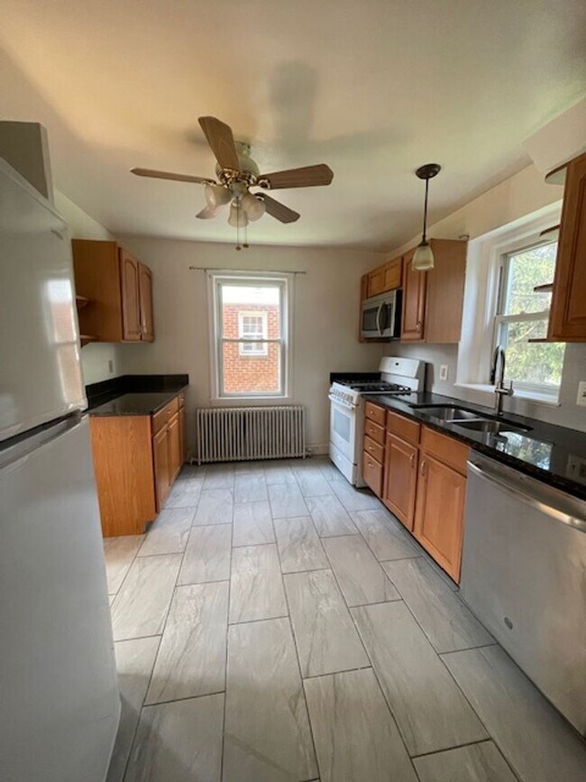 Building Photo - CHARMING BRICK COLONIAL HOME IN ROCKVILLE, CLOSE TO METRO AND ROCKVILLE TOWN CENTER