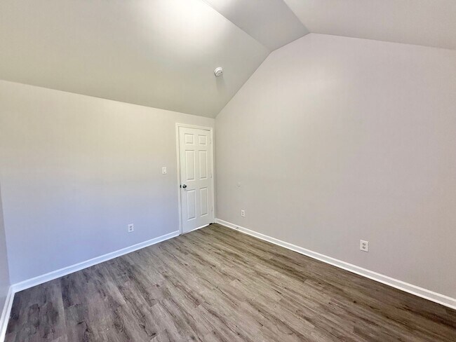 Building Photo - Updated 4BD, 2.5BA Raleigh Home With Easy ...