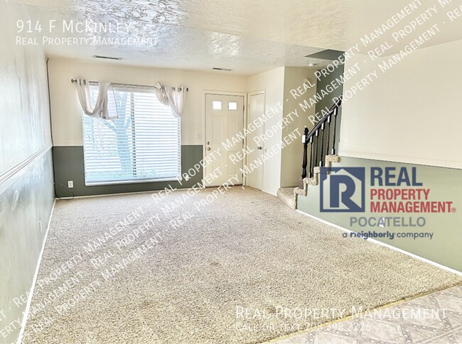 Building Photo - 2 bed 1.5 bath townhome - Covered parking