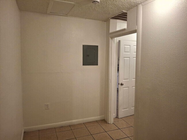 Building Photo - 1007 C St