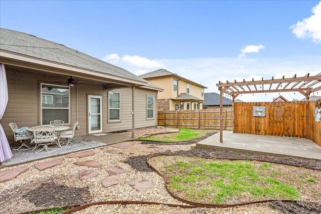 Building Photo - 4/2.5 in Midway ISD