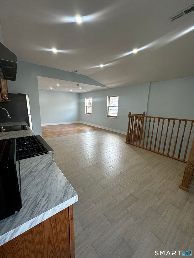 Building Photo - 185 Alpine St