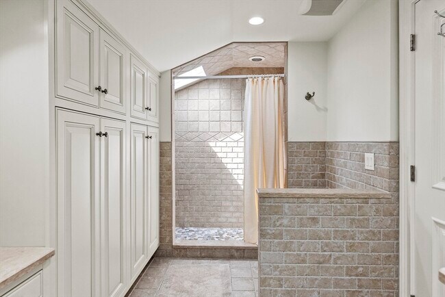 Building Photo - 64 Cliffside Dr