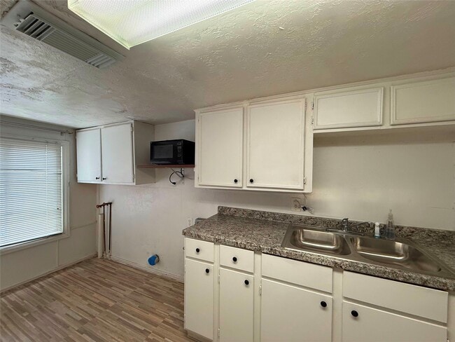 Building Photo - 723-727 W 27th St