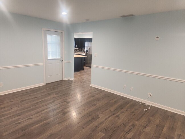 Building Photo - Beautiful 3 bedroom 2 full bath with garag...