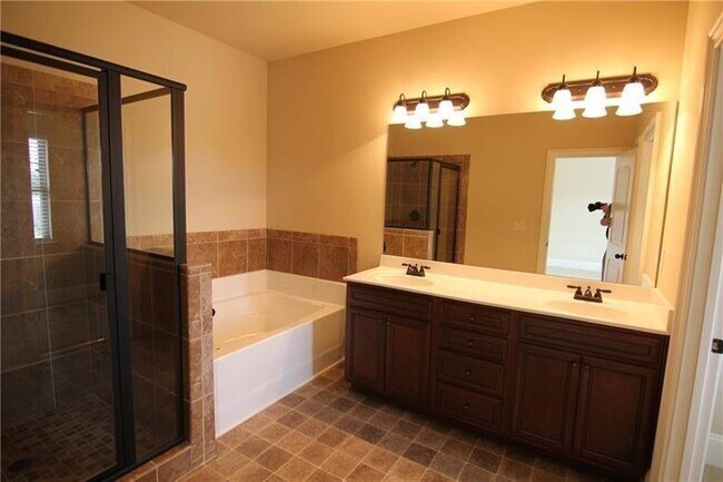 Building Photo - 1660 Jardin Ct