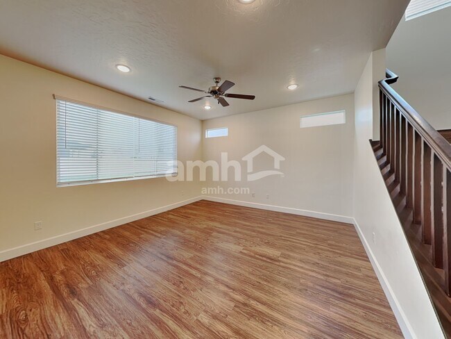 Building Photo - 954 N Barkvine Ave