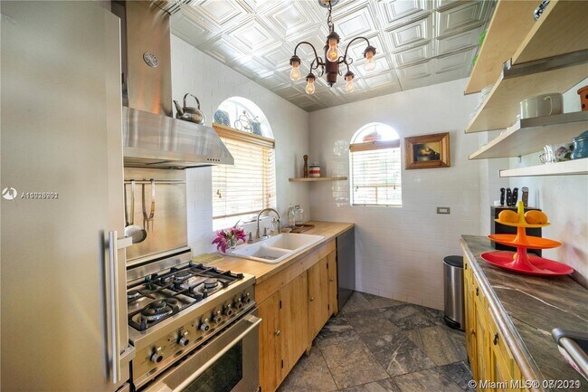 Building Photo - 681 NE 57th St