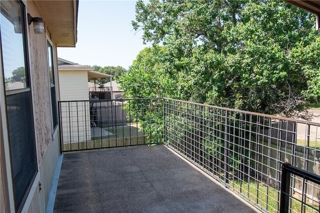 Building Photo - 1902 Woodsman Dr