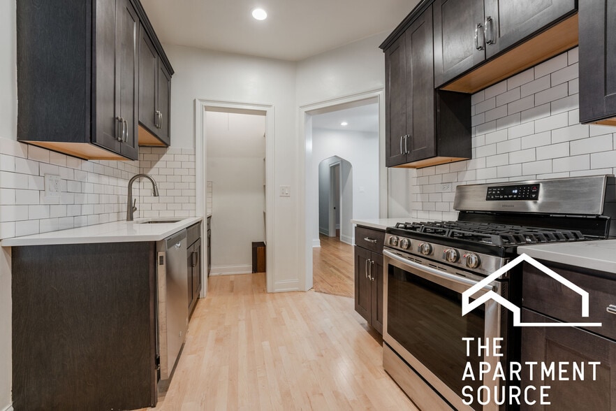 Building Photo - 652 W Buckingham Pl