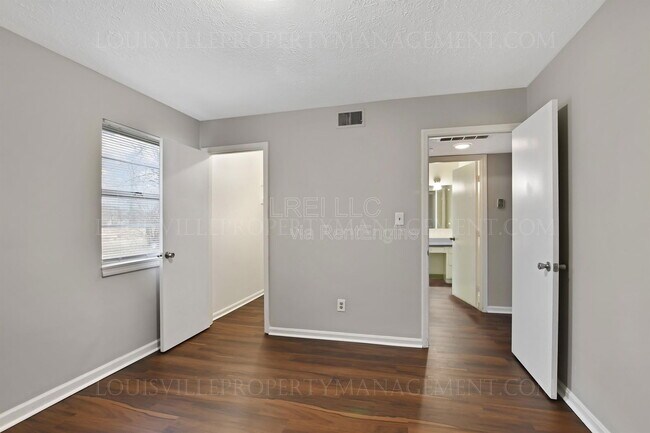 Building Photo - 160 W Blue Lick Rd