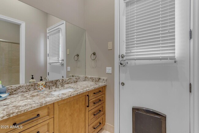 Building Photo - 6938 E Lomas Verdes Dr