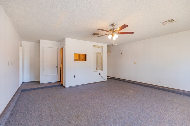 Building Photo - 3 Bedroom 2 Bath Home