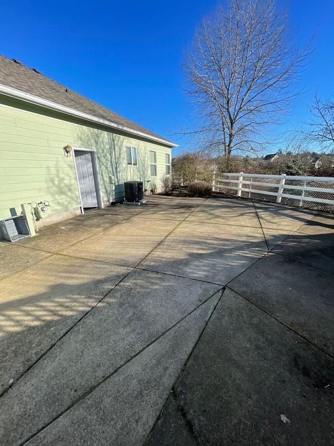 Building Photo - 3 Bedroom Home in North Albany!