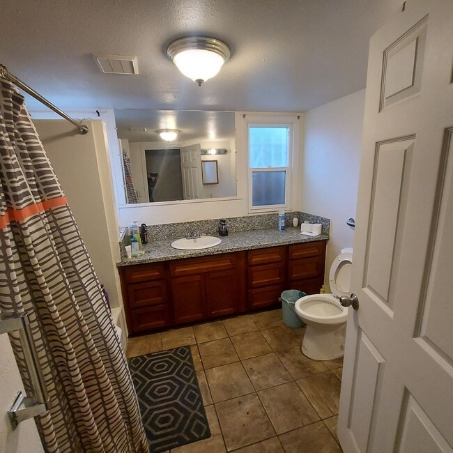 Building Photo - Spacious 5 bedroom home in Carmichael