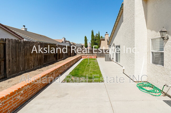 Building Photo - 1016 Schadeck St