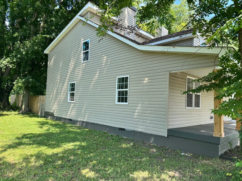 Building Photo - 1614 11th Ave N