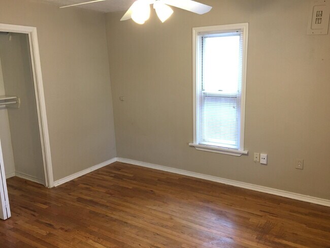 Building Photo - Spacious 3/1 With Back Patio!