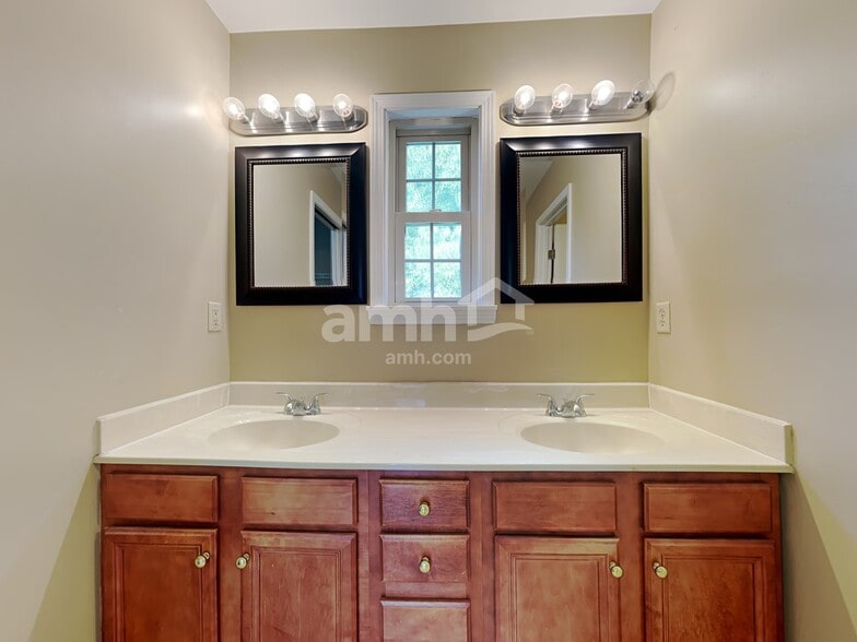 Building Photo - 15 Whispering Woods Ln