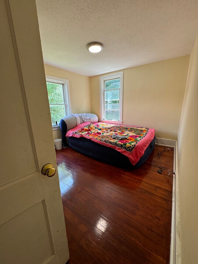 Building Photo - 511 Roberts St