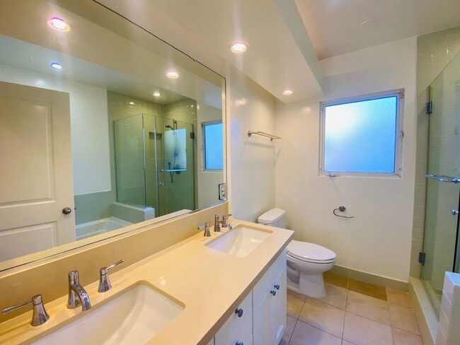 Building Photo - Sitting Proudly on a Vibrant Mar Vista Street, this 3-Bedroom 2-Bathroom Demands Your Attention