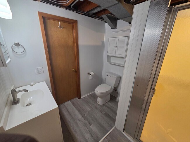 Building Photo - Charming Westside ranch with updates throu...