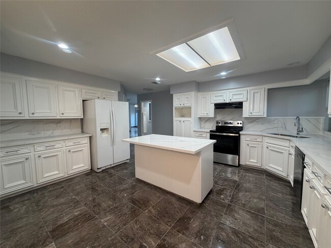 Building Photo - 15306 La Paloma Dr