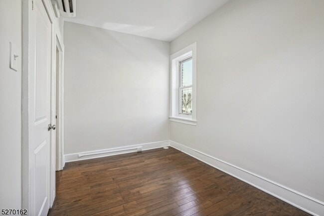 Building Photo - 166 Maplewood Ave