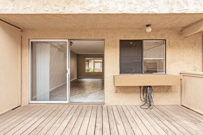 Building Photo - VIAS04