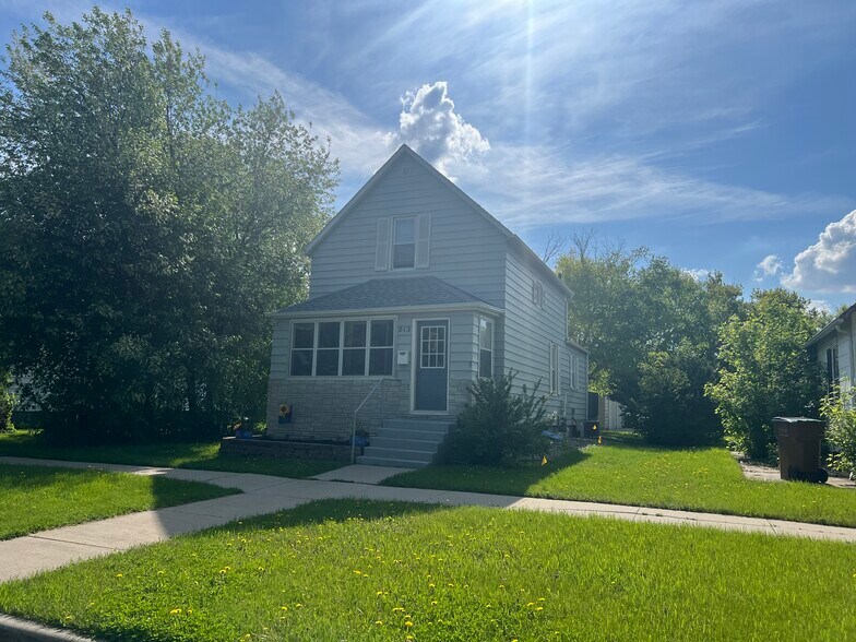 Primary Photo - 815 1st Ave NE