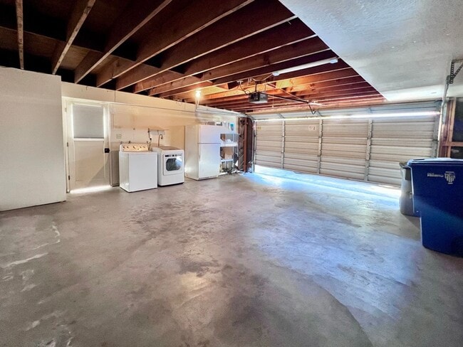 Building Photo - $2,295 Shaw & Van Ness, 3 Bedroom Condo- S...