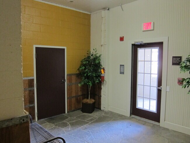 Building Photo - 406 4th St E