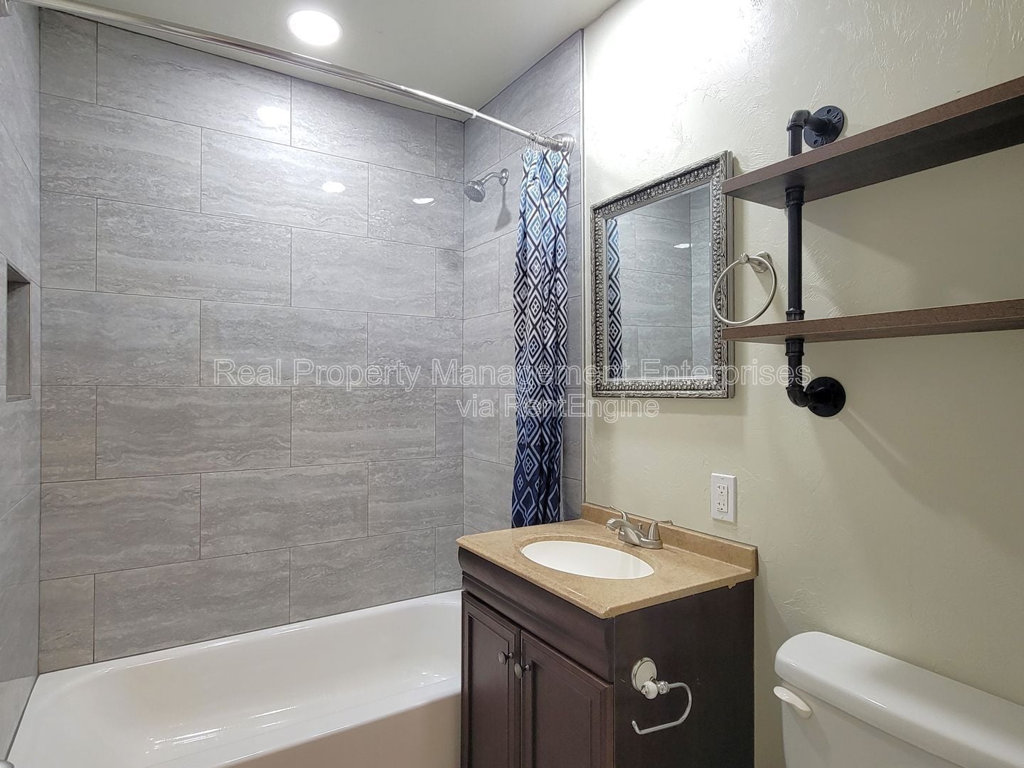 Building Photo - 608 N Poplar Ln